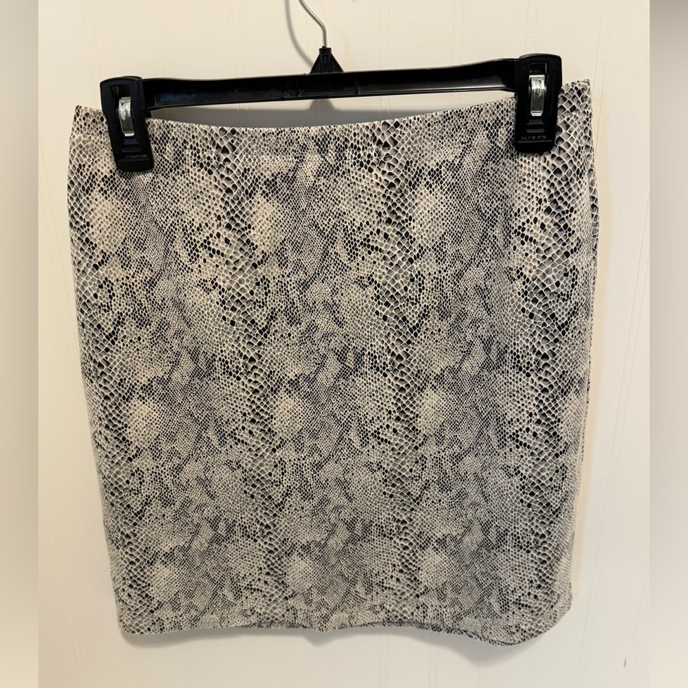 Monochrome Snake-Print Pencil Skirt
